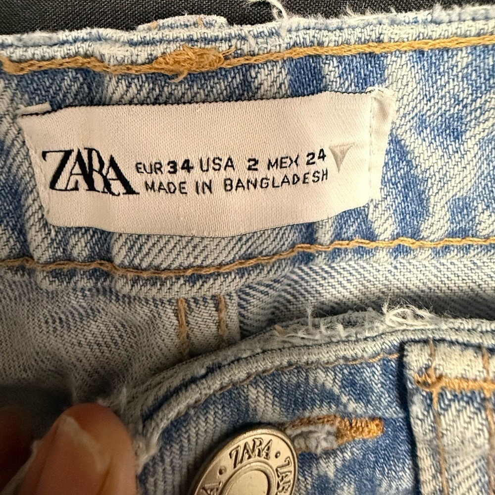 ZARA High-Waisted Mom Jeans - Light Acid Wash (Size US 2 / EU 34) - Picture 5 of 6